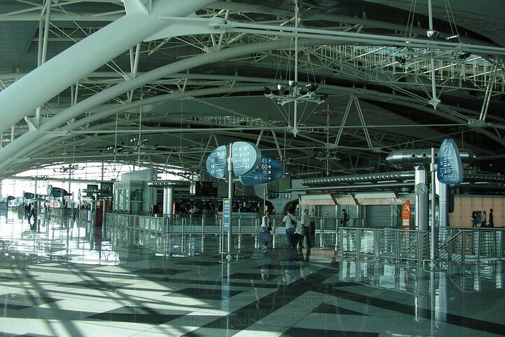 Porto Airport Transfer: Private Meet & Greet, Flight Tracked