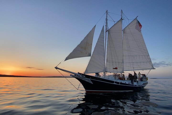 Zeil bij zonsondergang vanuit Traverse City met eten, wijn en cocktails