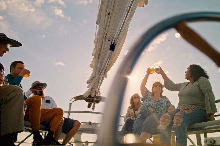 Zeil bij zonsondergang vanuit Traverse City met eten, wijn en cocktails