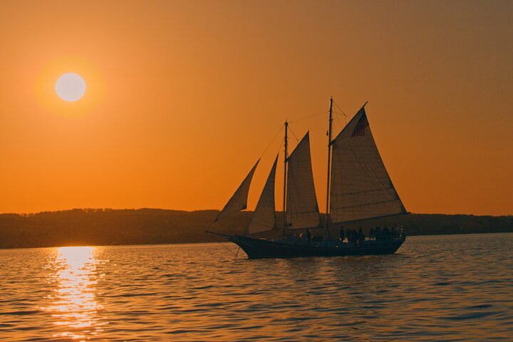 Zeil bij zonsondergang vanuit Traverse City met eten, wijn en cocktails