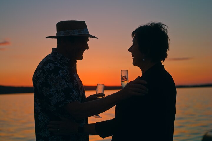 Zeil bij zonsondergang vanuit Traverse City met eten, wijn en cocktails