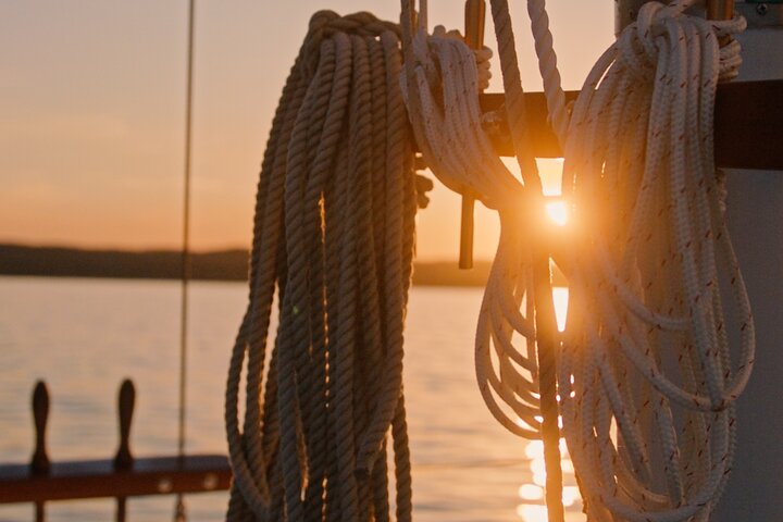 Zeil bij zonsondergang vanuit Traverse City met eten, wijn en cocktails