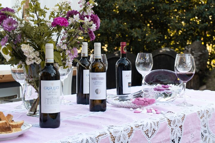 Degustazione di vino e cibo in cantina biologica familiare