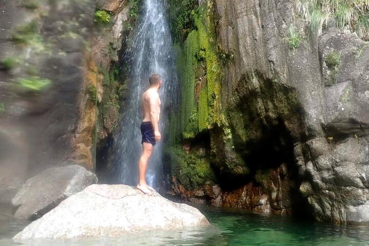 Kajakfahren und Wasserfall im Peneda-Gerês-Nationalpark von Porto aus