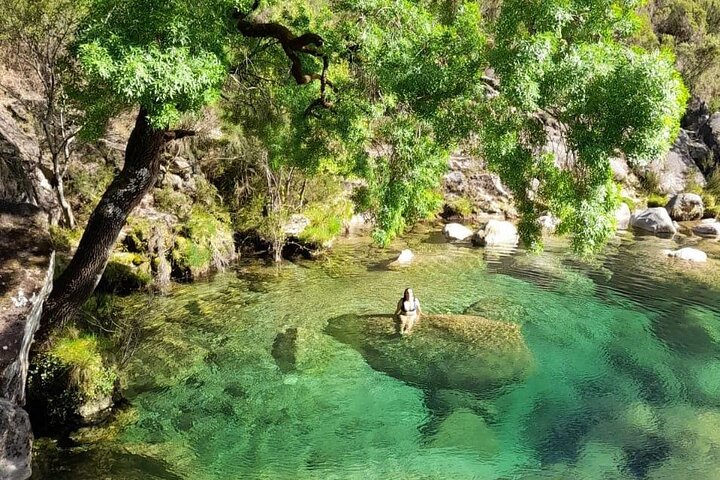 Kajakfahren und Wasserfall im Peneda-Gerês-Nationalpark von Porto aus