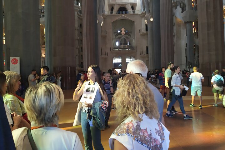 Sagrada Familia English Guided Tour and Optional Tower Access