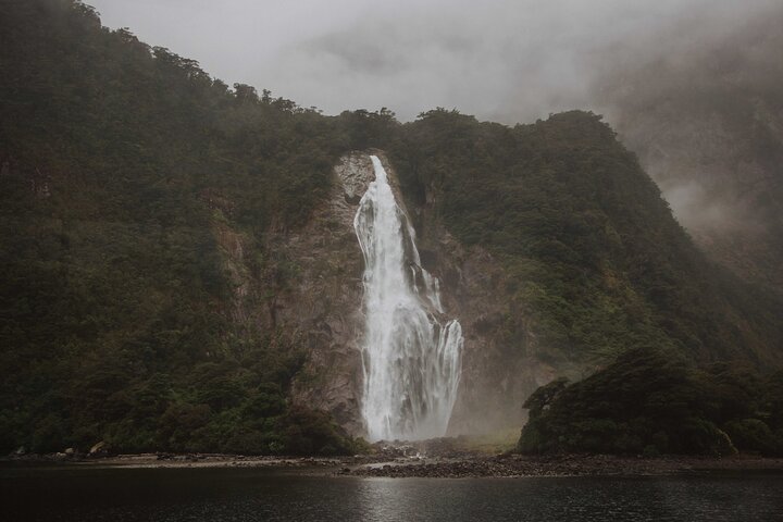 Excursion privée guidée d'une journée à Milford Sound au départ de Te Anau (croisière incluse)