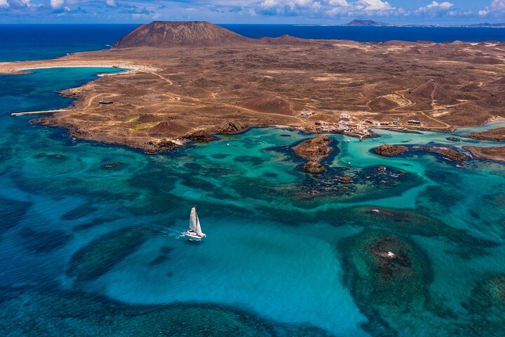 Tour de medio día en barco por la isla de Lobos con almuerzo