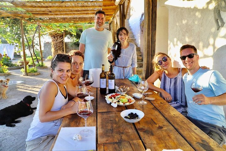 Visita della cantina e degustazione di vini presso la cantina Karimalis a Ikaria
