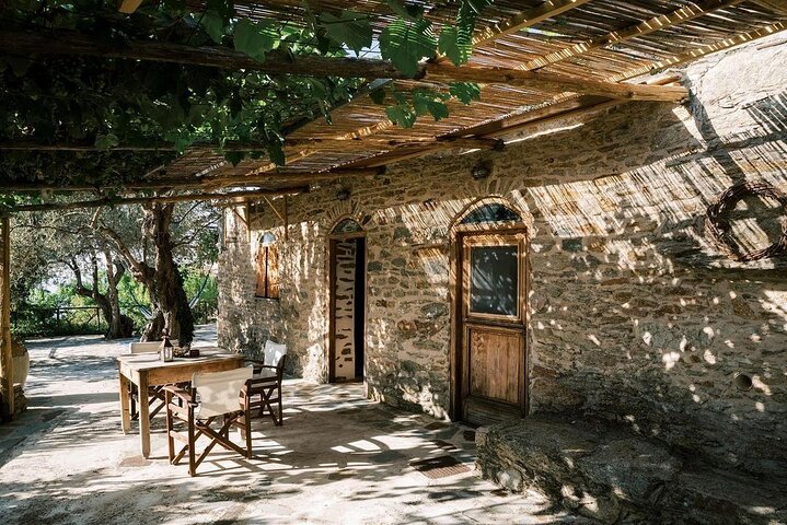 Visita della cantina e degustazione di vini presso la cantina Karimalis a Ikaria