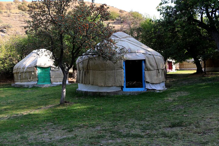 Excursión de estancia en yurta y senderismo en las montañas de Nurata - 2 días