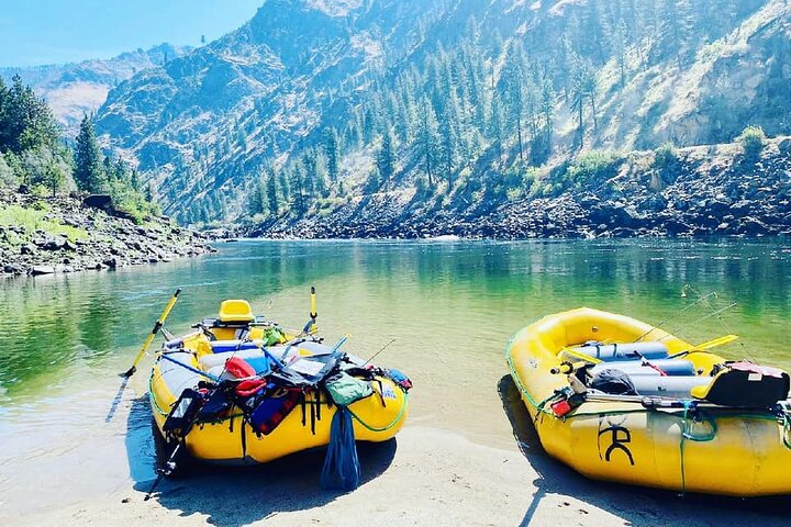 Ganztägige Wildwasser-Raftingtour auf dem Salmon River mit Mittagessen