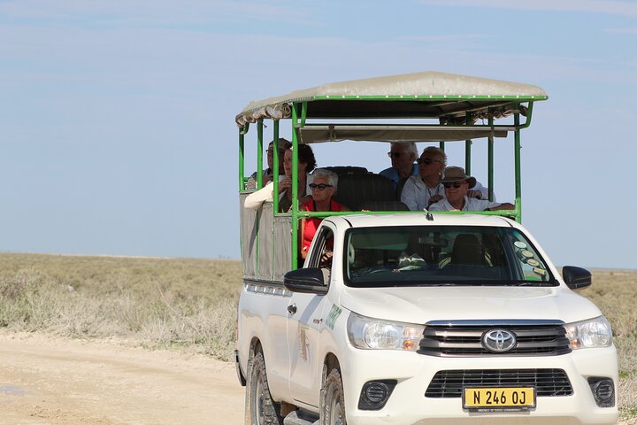 Safari no parque nacional de Etosha com guias profissionais nascidos em Etosha.