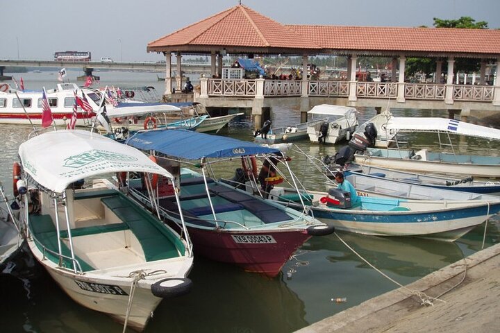 Jetée de Kuala Besut (île Perhentian) aux hôtels de la ville de Kuala Lumpur