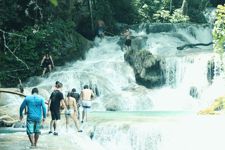 Visite des cascades magiques de Copalitilla au départ de Huatulco avec entrée incluse