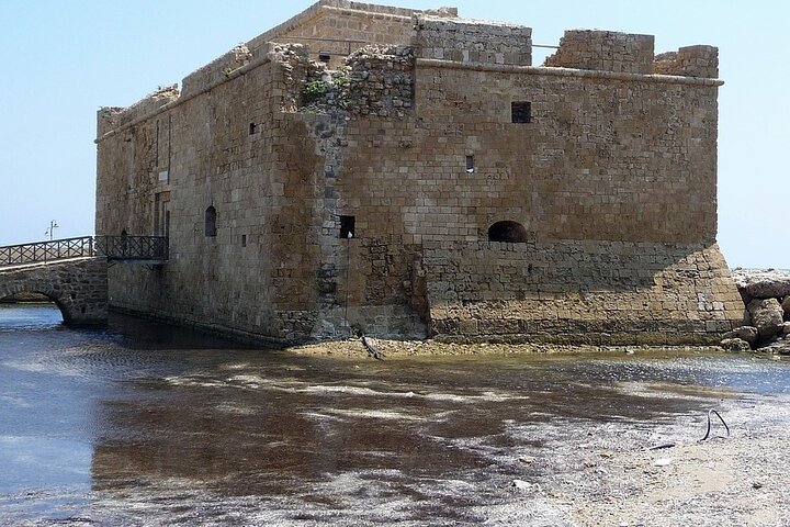 Taxi Transfer vom Flughafen Larnaca zu einem Hotel in Paphos für bis zu 4 Passagiere