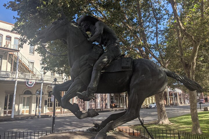 Recorrido a pie y juego de búsqueda del tesoro en Old Sacramento