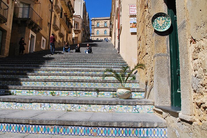 Piazza Armerina och Caltagirone med vinprovning och lunch i vingården