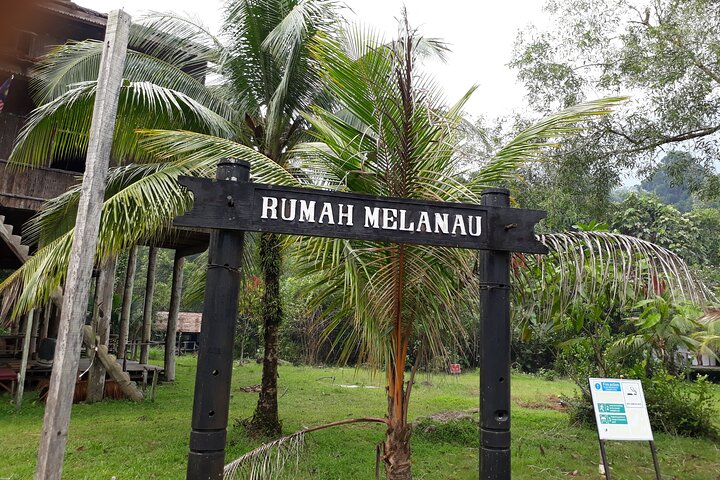 Semenggoh Orangutan Center og Sarawak Cultural Village