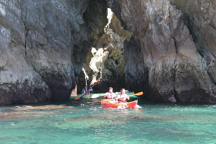 Kayak tour from Sesimbra to Ribeira do Cavalo Beach, passing through the caves
