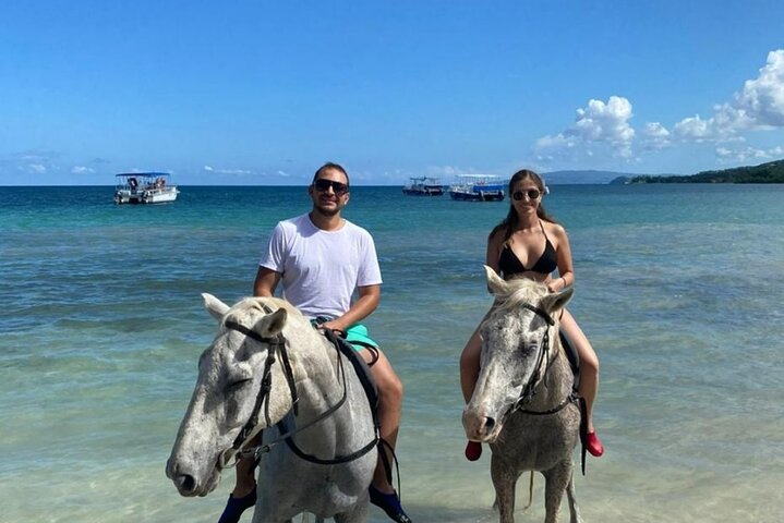 Jamaica Blue Hole, cascate Konoko, River Tubing e passeggiate a cavallo