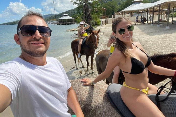 Jamaica Blue Hole, cascate Konoko, River Tubing e passeggiate a cavallo
