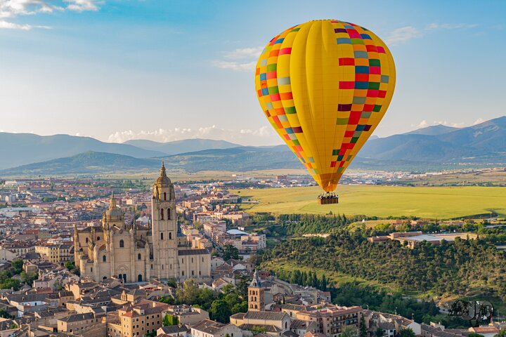 Hot Air Balloon Ride over Segovia med valgfri transport fra Madrid