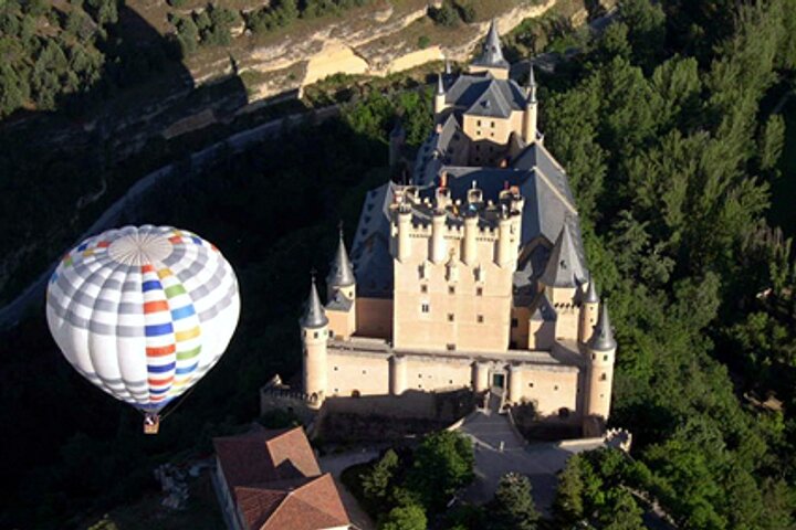 Hot Air Balloon Ride over Segovia med valgfri transport fra Madrid