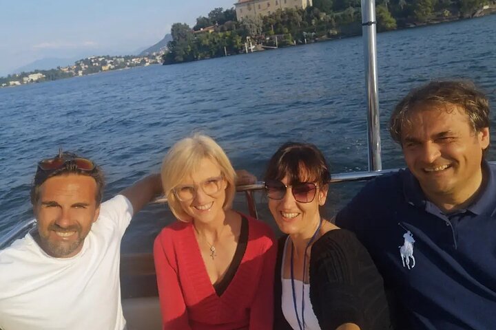 Cruzeiro privado exclusivo do por do sol de Micaela no lago Maggiore