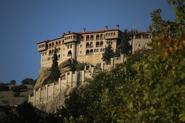 De Atenas: viagem de um dia pela história das cavernas e mosteiros de Meteora de trem