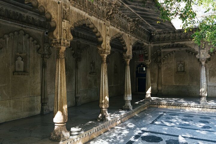 Udaipur: Ganztägige Besichtigungstour ab 8 Plätzen mit Eintrittsgebühren