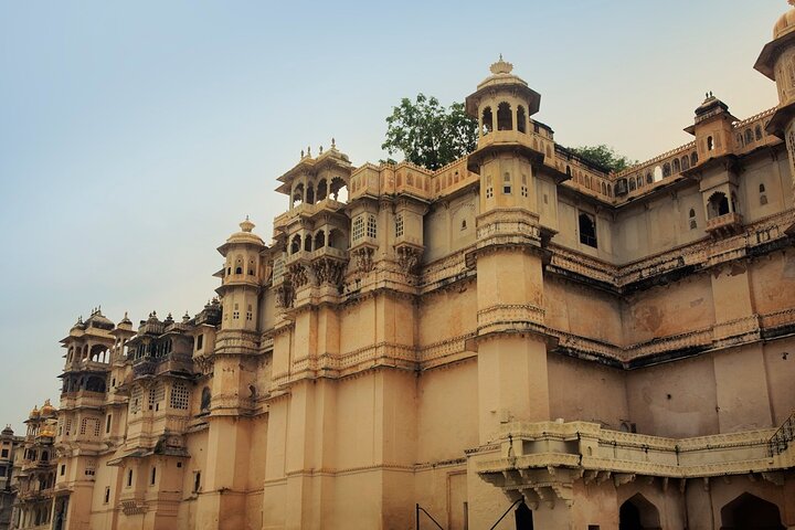 Udaipur: Ganztägige Besichtigungstour ab 8 Plätzen mit Eintrittsgebühren