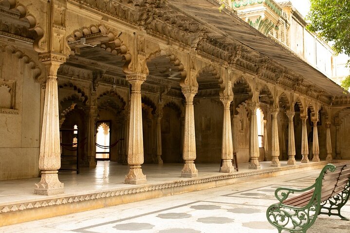 Udaipur: Ganztägige Besichtigungstour ab 8 Plätzen mit Eintrittsgebühren