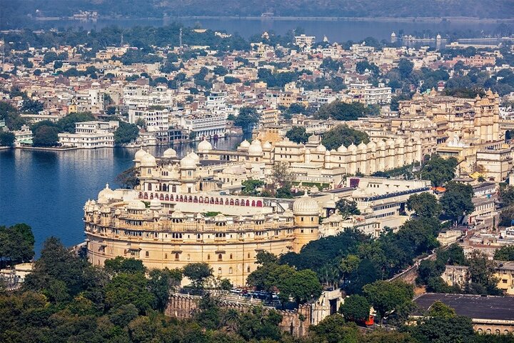 Udaipur: Ganztägige Besichtigungstour ab 8 Plätzen mit Eintrittsgebühren