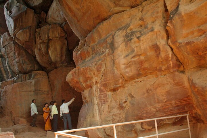 Abrigos de rocha de Bhimbetka e viagem de um dia ao templo de Bhojpur saindo de Bhopal