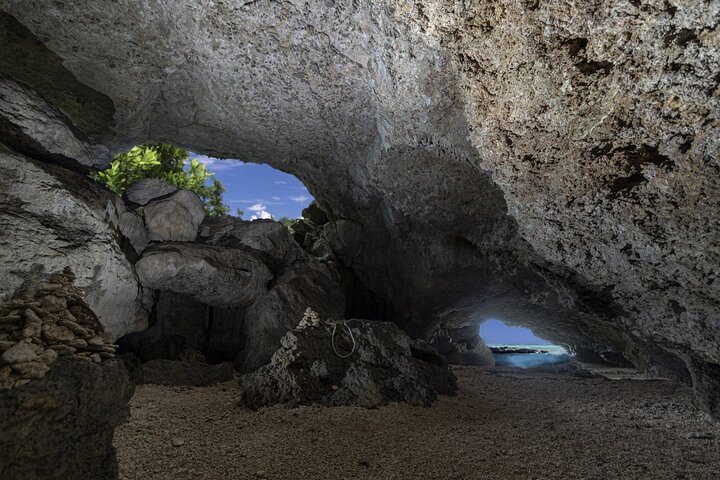 Plongée avec tuba sur l'île fantôme d'Okinawa Ishigaki et la grotte bleue