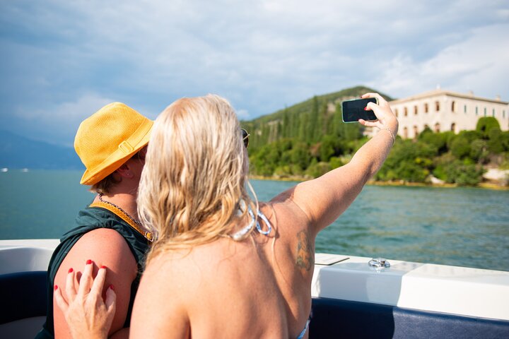 Paseo en barco por los castillos con degustación de vinos Bardolino y bocadillos