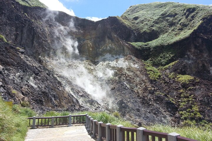 Small-Group: Beitou and Yangmingshan Day Tour from Taipei