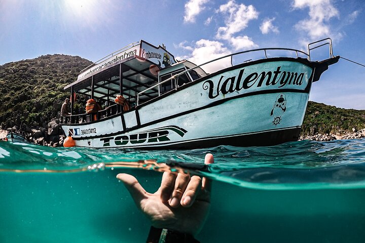 En-berättelse öppen bar båttur Arraial do Cabo