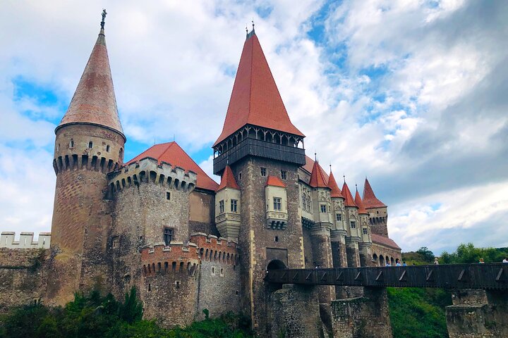 Transfer Sibiu - Timisoara, Besichtigung der Burg Corvins und Stadtrundfahrt in Timisoara
