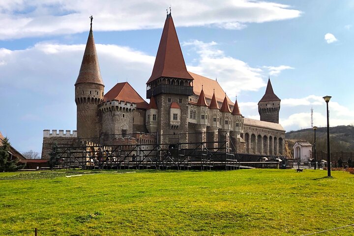 Transfer Sibiu - Timisoara, Besichtigung der Burg Corvins und Stadtrundfahrt in Timisoara