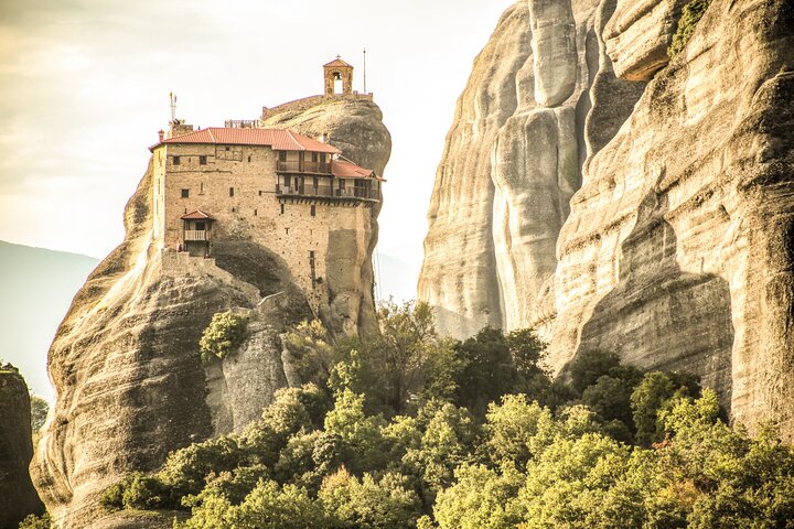 De Atenas: viagem de um dia pela história das cavernas e mosteiros de Meteora de trem
