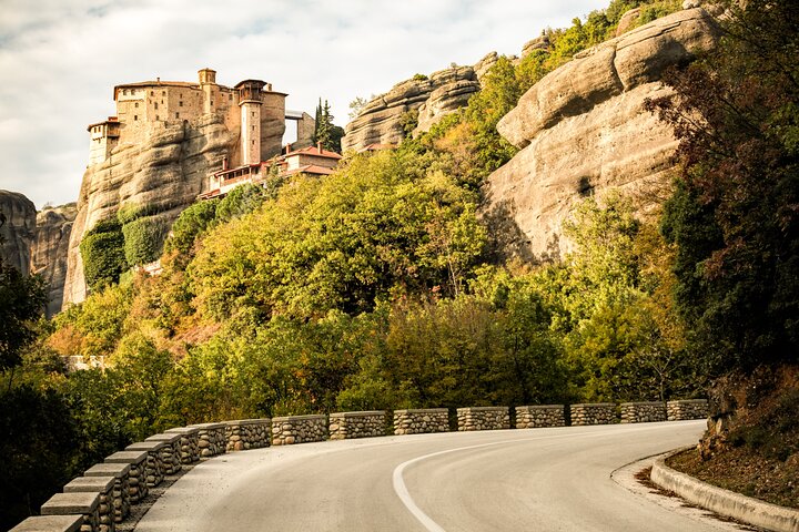 De Atenas: viagem de um dia pela história das cavernas e mosteiros de Meteora de trem
