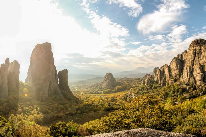 De Atenas: viagem de um dia pela história das cavernas e mosteiros de Meteora de trem