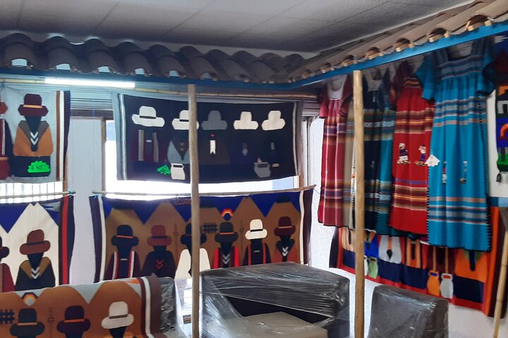 Otavalo-markt, kunst en muziek met het midden van de wereld (zonnewijzer)