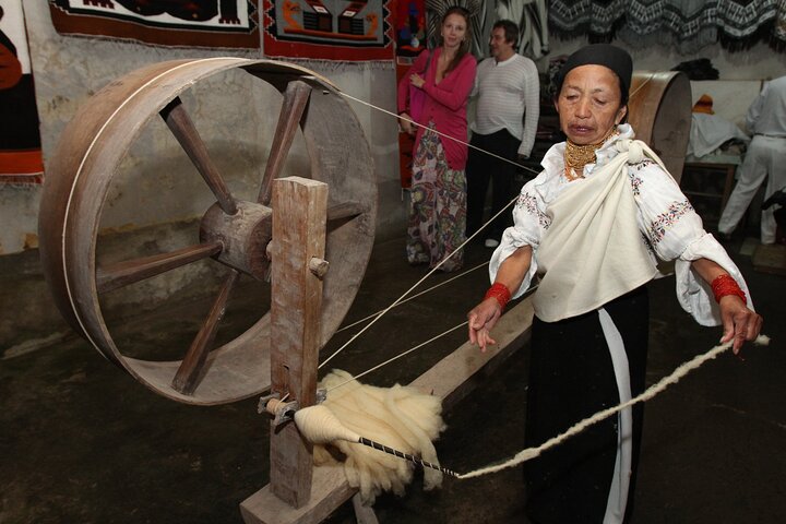 Otavalo-markt, kunst en muziek met het midden van de wereld (zonnewijzer)