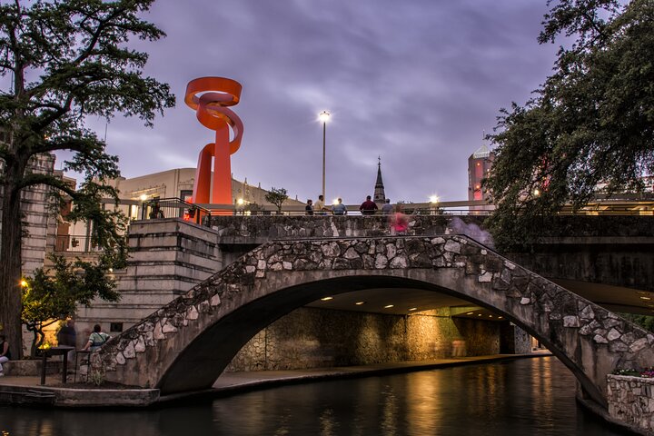 Excursión nocturna premium a San Antonio con crucero por el río