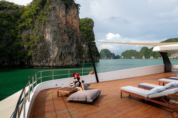 Barco de luxo para as Ilhas James Bond com almoço e jantar ao pôr do sol