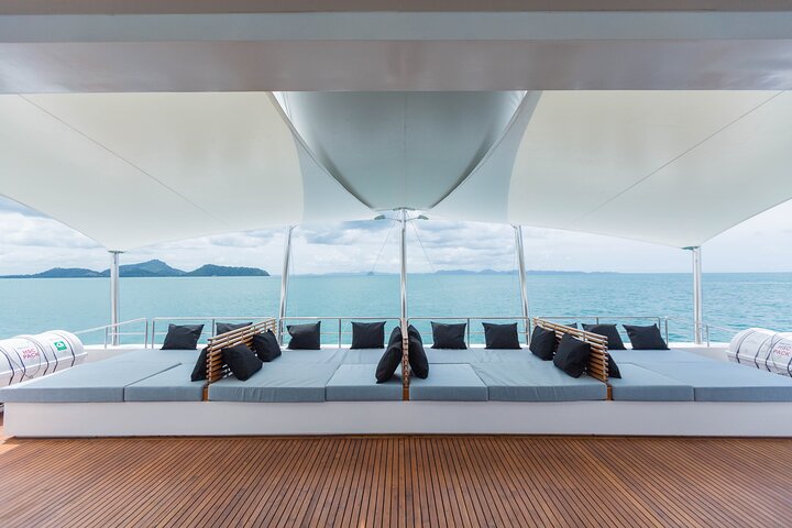 Barco de luxo para as Ilhas James Bond com almoço e jantar ao pôr do sol