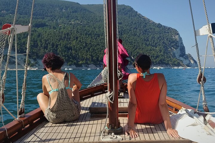 Tour privato in barca a vela tradizionale della Riviera del Conero